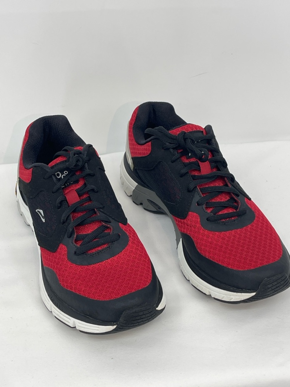 ABEO REGAL  Vibram Men's Red and Black Athletic Sneaker SIZE 9M LIKE NEW